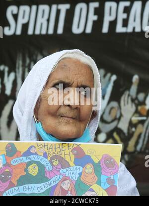 Shaheen Bagh's Bilkis Bano hält ein Plakat während der glücklichen Funktion von Frauenrechtlerinnen, Sayeda Hamid und Annie Raje, nachdem sie in den Top 100 einflussreichsten Persönlichkeiten des Times Magazine in der Kategorie Ikone in der Welt genannt wurde. 82-jährige Bilkis Bano auch genannt (Dadi von Shaheen Bagh), Das Gesicht von Shajeen Bagh Frauen-geführten Protest in Indien. Tausende von Menschen nahmen im vergangenen Jahr an den weit verbreiteten Protesten gegen das Citizenship Amendment Act (CAA) in Shaheen Bagh in Neu-Delhi Teil. Stockfoto