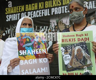 Shaheen Baghs Bilkis Bano (links) mit Frauenrechtlerin Annie Raje (rechts), die während der glücklichen Funktion von Frauenrechtlern Plakate hält, Sayeda Hamid und Annie Raje, nachdem sie in den Top 100 der einflussreichsten Persönlichkeiten des Times Magazine in der Kategorie Ikone in der Welt genannt wurde. Die 82-jährige Bilkis Bano nannte auch (Dadi von Shaheen Bagh), das Gesicht von Shajeen Bagh Frauen-geführten Protest in Indien. Tausende von Menschen nahmen im vergangenen Jahr an den weit verbreiteten Protesten gegen das Citizenship Amendment Act (CAA) in Shaheen Bagh in Neu-Delhi Teil. Stockfoto