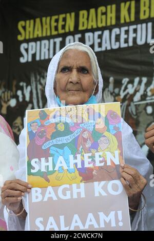 Shaheen Bagh's Bilkis Bano hält ein Plakat während der glücklichen Funktion von Frauenrechtlerinnen, Sayeda Hamid und Annie Raje, nachdem sie in den Top 100 einflussreichsten Persönlichkeiten des Times Magazine in der Kategorie Ikone in der Welt genannt wurde. 82-jährige Bilkis Bano auch genannt (Dadi von Shaheen Bagh), Das Gesicht von Shajeen Bagh Frauen-geführten Protest in Indien. Tausende von Menschen nahmen im vergangenen Jahr an den weit verbreiteten Protesten gegen das Citizenship Amendment Act (CAA) in Shaheen Bagh in Neu-Delhi Teil. Stockfoto