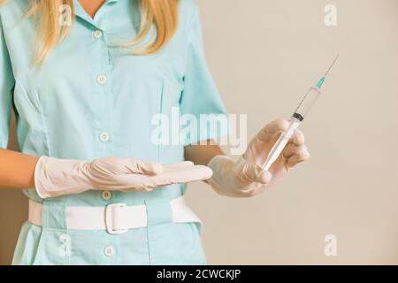 Bild der Krankenschwester, die die Injektion hält. Stockfoto