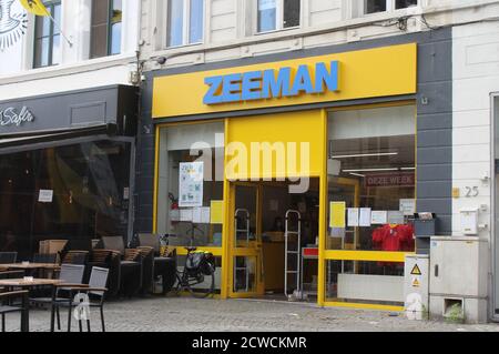 AALST, BELGIEN, 6. JULI 2020: Außenansicht eines Zeeman-Ladens in Flandern. Zeeman ist eine niederländische Textilkette mit über 1,300 Verkaufsstellen in seve Stockfoto