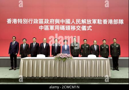 Hongkong. September 2020. Das Foto vom 29. September 2020 zeigt die Übergabezeremonie des Zentralen Militärdocks in Hongkong, Südchina. Die Regierung der Sonderverwaltungsregion Hongkong (HKSAR) übergab am Dienstag das zentrale Militärdock an die Garnison der chinesischen Volksbefreiungsarmee (PLA) in der HKSAR. Quelle: Xinhua/Alamy Live News Stockfoto