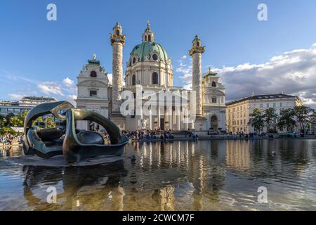 Plastik von Henry Moore Hill Arches und die Karlskirche in Wien, Österreich, Europa Skulptur Hill Arches von Henry Moore und die Karlskirche in VI Stockfoto