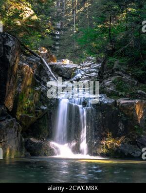 Langzeitaufnahme des Wasserfalls im Lynn Valley Forest mit Nikon d3200 Stockfoto