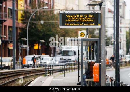 Berlin, Deutschland. September 2020. Das Foto vom 29. September 2020 zeigt einen Bildschirm mit Informationen über einen Warnstreik des öffentlichen Nahverkehrs an einer Straßenbahnhaltestelle in Berlin, der Hauptstadt Deutschlands. Der öffentliche Nahverkehr in Berlin mit Bussen, U-Bahnen und Straßenbahnen wurde am Dienstag um 3:00 Uhr durch einen Warnstreik im Streit um Arbeitsbedingungen und Lohn unterbrochen. Quelle: Binh Truong/Xinhua/Alamy Live News Stockfoto