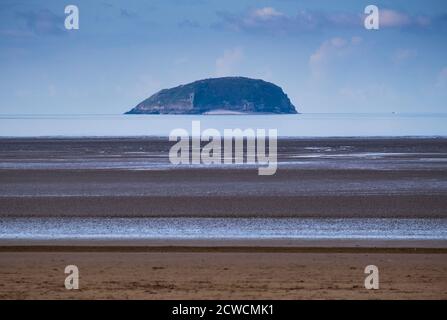 Ein Blick auf Flat Holm Island im Bristol Channel von Weston Super Mare, England aus gesehen. Stockfoto