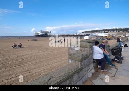 Urlauber beobachten Covid 19 Einschränkungen im Weston Super Mare Bei schönem Septemberwetter am Strand und an der Promenade Auf dem Bristol Channel UK Stockfoto