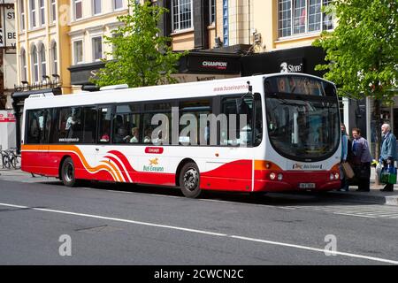 Bus Eireann Schnellstraße Busse Stockfoto