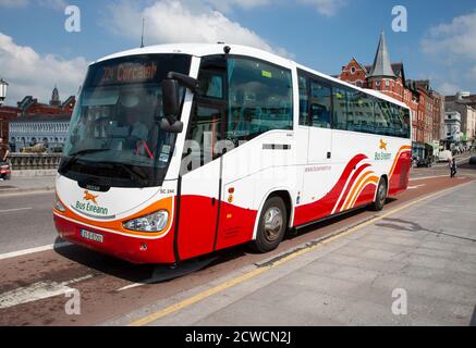 Bus Eireann Schnellstraße Busse Stockfoto