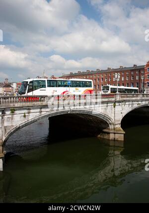 Bus Eireann Schnellstraße Busse Stockfoto