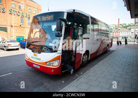 Bus Eireann Schnellstraße Busse Stockfoto