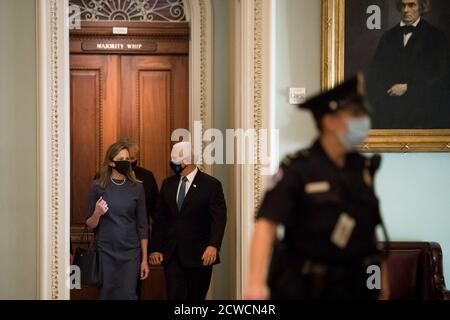 Amy Coney Barrett, Nominierte für Associate Justice des Obersten Gerichtshofs der Vereinigten Staaten kommt mit Vizepräsident Mike Pence, im US-Kapitol für einen Tag der Treffen mit Senatoren in Washington, DC., Dienstag, 29. September 2020.Quelle: Rod Lampey/Consolidated News Fotos /MediaPunch Stockfoto