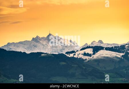 Sonnenuntergang Blick auf den schneebedeckten Santis-Gipfel, den höchsten Berg im Alpstein-Massiv der Nordostschweiz Stockfoto