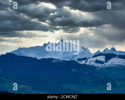 Fernsicht auf den schneebedeckten Santis-Gipfel, den höchsten Berg im Alpstein-Massiv der Nordostschweiz Stockfoto