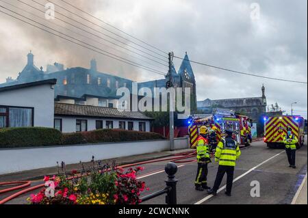 Skibbereen, West Cork, Irland. September 2020. Feuermannschaften von Stationen in West Cork bekämpfen heute Abend einen Großbrand im alten Kloster in Skibbereen, der Alarm wurde heute Nachmittag kurz nach 16 Uhr ausgelöst. Auch Gardai- und Ambulanzcrews sind anwesend. Der Brand kommt zustande, nachdem der Bezirksrat von Cork letzte Woche die Genehmigung für die Sanierung des Standorts in Höhe von 10 Mio. € erteilt hat. Quelle: AG News/Alamy Live News Stockfoto