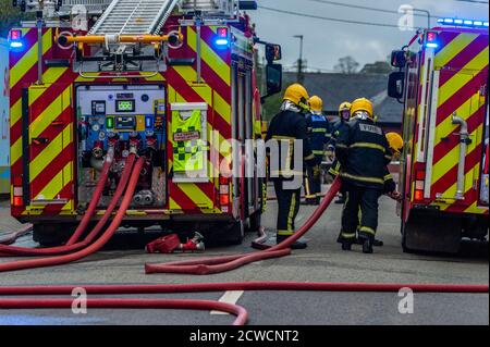 Skibbereen, West Cork, Irland. September 2020. Feuermannschaften von Stationen in West Cork bekämpfen heute Abend einen Großbrand im alten Kloster in Skibbereen, der Alarm wurde heute Nachmittag kurz nach 16 Uhr ausgelöst. Auch Gardai- und Ambulanzcrews sind anwesend. Der Brand kommt zustande, nachdem der Bezirksrat von Cork letzte Woche die Genehmigung für die Sanierung des Standorts in Höhe von 10 Mio. € erteilt hat. Quelle: AG News/Alamy Live News Stockfoto