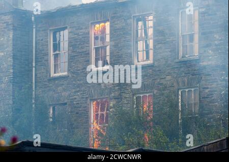 Skibbereen, West Cork, Irland. September 2020. Feuermannschaften von Stationen in West Cork bekämpfen heute Abend einen Großbrand im alten Kloster in Skibbereen, der Alarm wurde heute Nachmittag kurz nach 16 Uhr ausgelöst. Auch Gardai- und Ambulanzcrews sind anwesend. Der Brand kommt zustande, nachdem der Bezirksrat von Cork letzte Woche die Genehmigung für die Sanierung des Standorts in Höhe von 10 Mio. € erteilt hat. Quelle: AG News/Alamy Live News Stockfoto