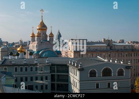 Moskau, RUSSLAND - 25. September 2020, Sretenski Kloster die Kirche der Neuen Märtyrer und der Bekenner Russlands auf dem Blut auf Lubyanka. Blick von oben auf den alten Mosco Stockfoto