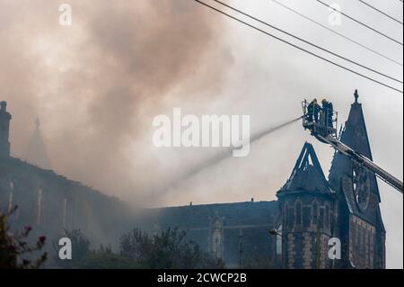 Skibbereen, West Cork, Irland. September 2020. Feuermannschaften von Stationen in West Cork bekämpfen heute Abend einen Großbrand im alten Kloster in Skibbereen, der Alarm wurde heute Nachmittag kurz nach 16 Uhr ausgelöst. Auch Gardai- und Ambulanzcrews sind anwesend. Der Brand kommt zustande, nachdem der Bezirksrat von Cork letzte Woche die Genehmigung für die Sanierung des Standorts in Höhe von 10 Mio. € erteilt hat. Quelle: AG News/Alamy Live News Stockfoto