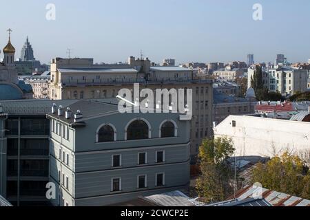 Moskau, RUSSLAND - 25. September 2020, Blick auf die Dächer des alten Moskaus und das Sretenski-Kloster im Bereich des Sretenski-Boulevards Stockfoto