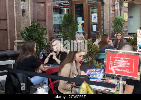 Moskau, RUSSLAND - 25. September 2020, Mädchen frühstücken in einem Straßencafé im Zentrum von Moskau Stockfoto