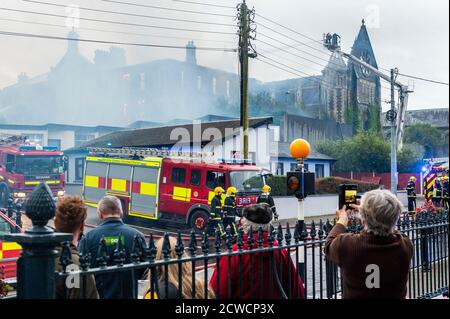 Skibbereen, West Cork, Irland. September 2020. Feuermannschaften von Stationen in West Cork bekämpfen heute Abend einen Großbrand im alten Kloster in Skibbereen, der Alarm wurde heute Nachmittag kurz nach 16 Uhr ausgelöst. Auch Gardai- und Ambulanzcrews sind anwesend. Der Brand kommt zustande, nachdem der Bezirksrat von Cork letzte Woche die Genehmigung für die Sanierung des Standorts in Höhe von 10 Mio. € erteilt hat. Eine große Menschenmenge versammelte sich, um die Szene zu betrachten. Quelle: AG News/Alamy Live News Stockfoto