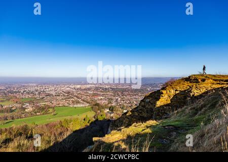 Ein Blick auf Cheltenham Spa vom Leckhampton Hügel in den Cotswolds, England Stockfoto