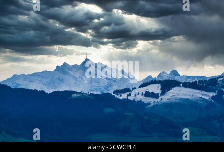 Fernsicht auf den schneebedeckten Santis-Gipfel, den höchsten Berg im Alpstein-Massiv der Nordostschweiz Stockfoto