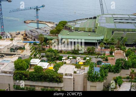 Monte-Carlo, Monaco. 10.09.2020 Bau an der Küste von Monaco. Blick von oben. Gebäude und Hügel im Hintergrund. Stockfoto