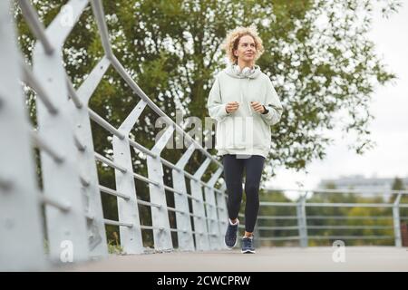 Junge Frau in Sportkleidung Sport im Sommer im Freien Tag Stockfoto