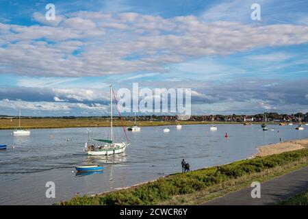 Verankerte Boote Mündung Wells neben dem Meer Nord Norfolk England Stockfoto