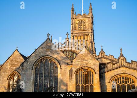 Die Kirche des heiligen Johannes des Täufers aus dem Garten der Erinnerung bei Sonnenaufgang im Herbst. Cirencester, Cotswolds, Gloucestershire, England Stockfoto