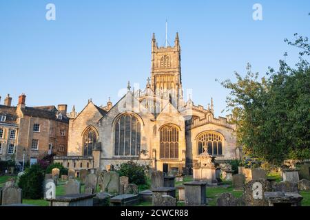 Die Kirche des heiligen Johannes des Täufers aus dem Garten der Erinnerung bei Sonnenaufgang im Herbst. Cirencester, Cotswolds, Gloucestershire, England Stockfoto