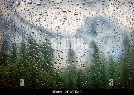 Skylines, Berge, Regentropfen auf Fensterglas Stockfoto