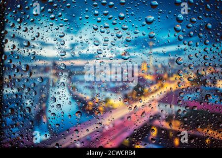 Skylines, Berge, Regentropfen auf Fensterglas Stockfoto