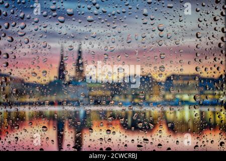 Skylines, Berge, Regentropfen auf Fensterglas Stockfoto