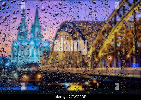 Skylines, Berge, Regentropfen auf Fensterglas Stockfoto