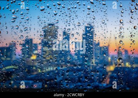 Skylines, Berge, Regentropfen auf Fensterglas Stockfoto