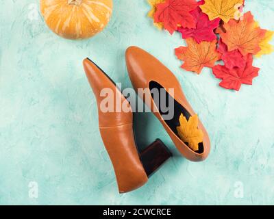 Weibliche trendige Herbst Farbe Schuhe mit Blättern Stockfoto