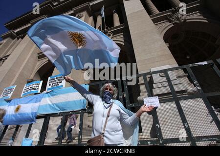 Buenos Aires, Buenos Aires, Argentinien. September 2020. Das republikanische Team demonstrierte gegen die Versetzung der Richter Pablo Bertuzzi, Leopoldo Bruglia und GermÃÂn Castelli, die nach einer Abstimmung im Senat aus ihren Ämtern entfernt wurden. Quelle: Carol Smiljan/ZUMA Wire/Alamy Live News Stockfoto