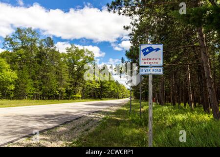 Schild für die River Road Scenic Byway im Huron Manistee National Forest. Die landschaftlich reizvolle Straße schlängelt sich durch den Wald im Norden von Michigan. Stockfoto