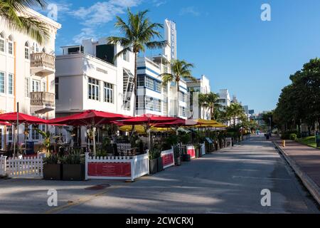 Cafés und Restaurants übernehmen die Straße am Ocean Drive ohne Autos, in Miami Beach, Florida, USA Stockfoto