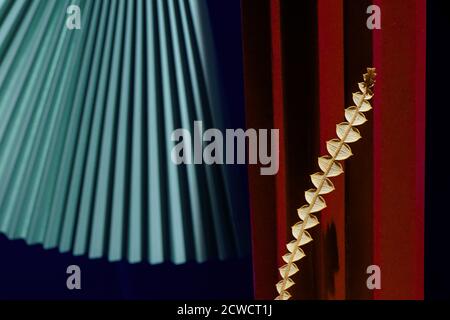 Moderne mehrfarbige Komposition aus Ventilatoren, Schatten und Pappe. Stilvolles geometrisches Konzept Stockfoto