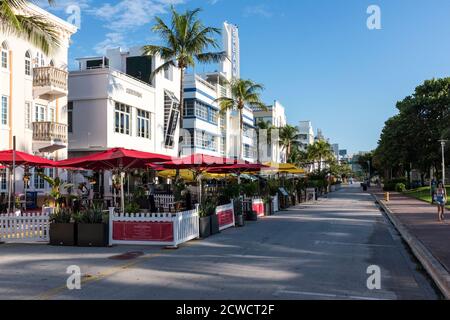 Restaurants nehmen Platz auf der Straße am Ocean Drive ohne Autos ein, in Miami Beach, Florida, USA Stockfoto