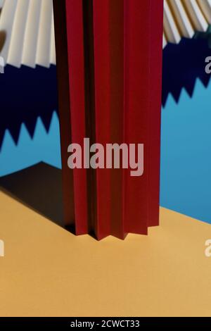 Moderne mehrfarbige Komposition aus Ventilatoren, Schatten und Pappe. Stilvolles geometrisches Konzept Stockfoto