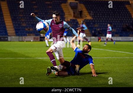 Colchester United’s Omar Sowunmi (rechts) und West Ham United U21’s Alfie Lewis kämpfen während des EFL Trophy Spiels im JobServe Community Stadium, Colchester um den Ball. Stockfoto