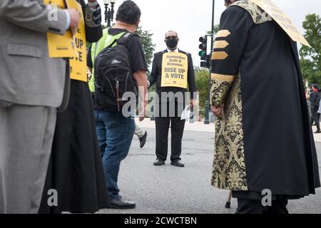 Eine Gruppe von Geistlichen, Rabbinern und Imamen, angeführt von Rev. Dr. William Barber II., marschieren vom US-Kapitol zum Dirksen Senate Office Building während eines marsches und beten-in, um sich an die Richter des Obersten Gerichtshofs Ruth Bader Ginsburg zu erinnern und "Remember Ruth & Breonna: Rise Up & Vote' in Washington, DC., Dienstag, 29. September 2020.Quelle: Rod Lampey/Consolidated News Fotos zur weltweiten Nutzung Stockfoto