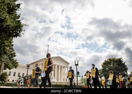 Eine Gruppe von Geistlichen, Rabbinern und Imamen, angeführt von Rev. Dr. William Barber II., marschieren vom US-Kapitol zum Dirksen Senate Office Building während eines marsches und beten-in, um sich an die Richter des Obersten Gerichtshofs Ruth Bader Ginsburg zu erinnern und "Remember Ruth & Breonna: Rise Up & Vote' in Washington, DC., Dienstag, 29. September 2020.Quelle: Rod Lampey/Consolidated News Fotos zur weltweiten Nutzung Stockfoto