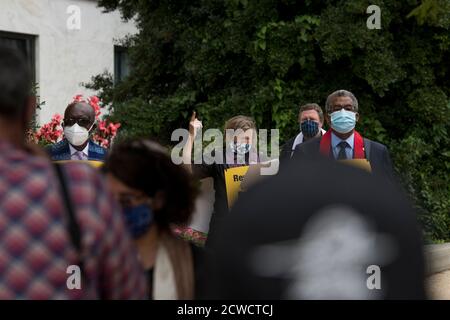 Eine Gruppe von Geistlichen, Rabbinern und Imamen, angeführt von Rev. Dr. William Barber II., marschieren vom US-Kapitol zum Dirksen Senate Office Building während eines marsches und beten-in, um sich an die Richter des Obersten Gerichtshofs Ruth Bader Ginsburg zu erinnern und "Remember Ruth & Breonna: Rise Up & Vote' in Washington, DC., Dienstag, 29. September 2020.Quelle: Rod Lampey/Consolidated News Fotos zur weltweiten Nutzung Stockfoto