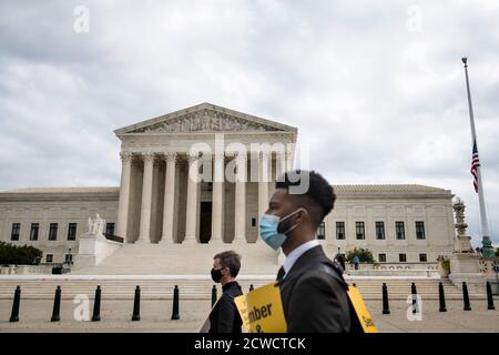 Eine Gruppe von Geistlichen, Rabbinern und Imamen, angeführt von Rev. Dr. William Barber II., marschieren vom US-Kapitol zum Dirksen Senate Office Building während eines marsches und beten-in, um sich an die Richter des Obersten Gerichtshofs Ruth Bader Ginsburg zu erinnern und "Remember Ruth & Breonna: Rise Up & Vote' in Washington, DC., Dienstag, 29. September 2020.Quelle: Rod Lampey/Consolidated News Fotos zur weltweiten Nutzung Stockfoto